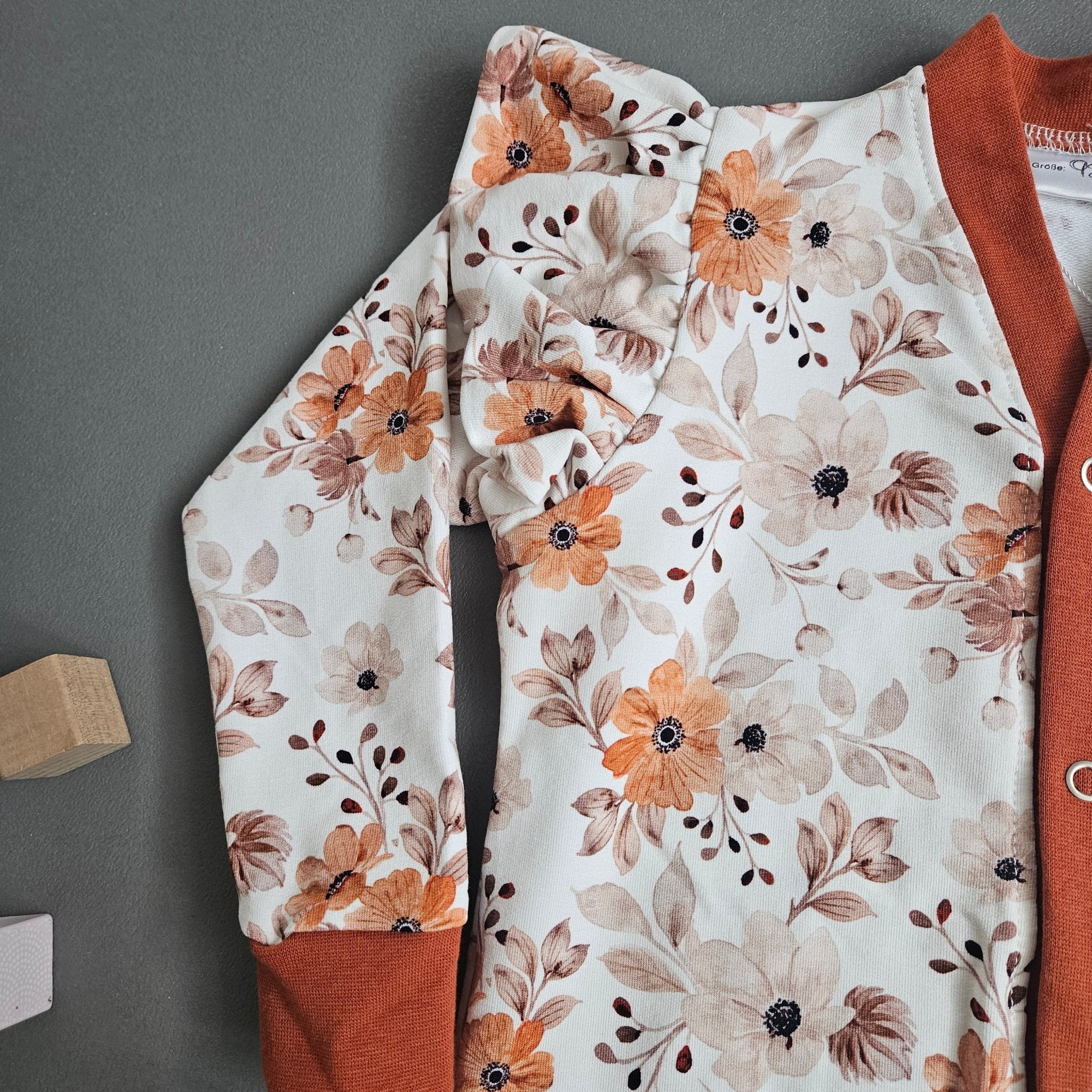 Kuschelanzug Gr.98 / Blumen Orange - Kalie - Kids