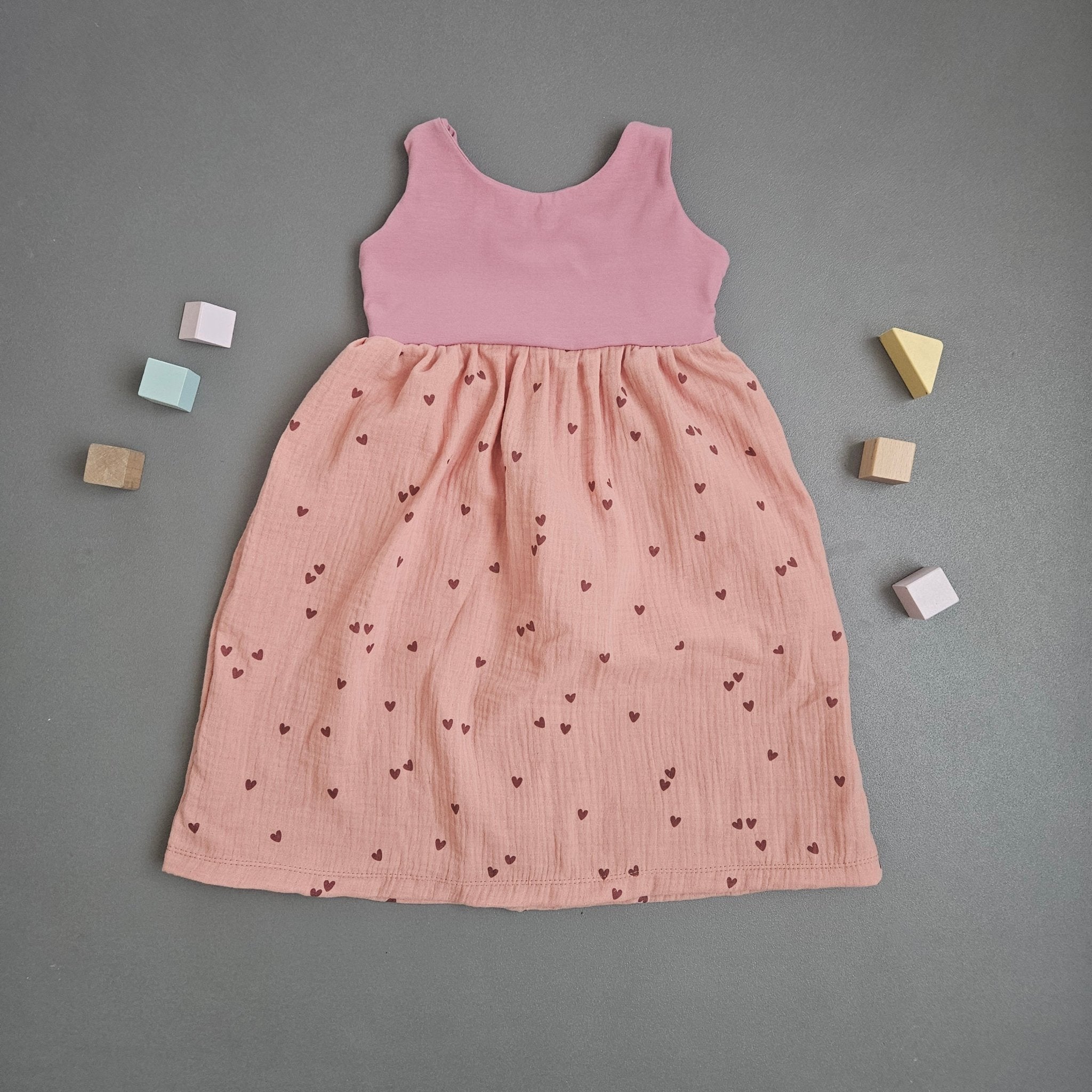 Trägerkleid Gr. 104 / Herzen - Kalie - Kids