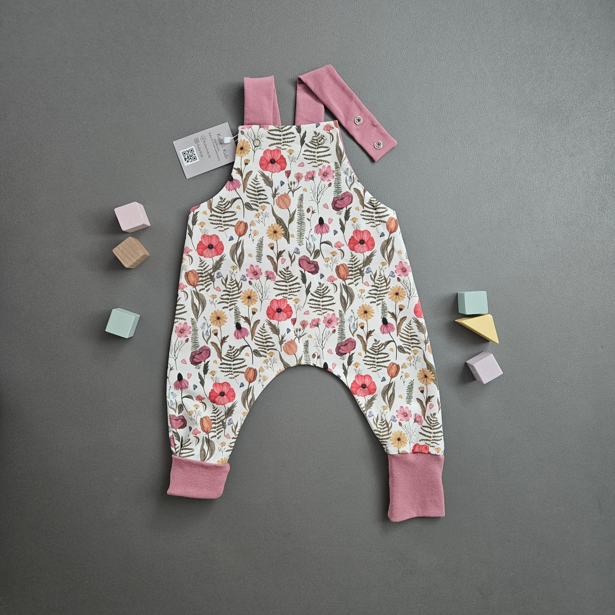 Latzhose Gr.80 / Blumen - Kalie - Kids