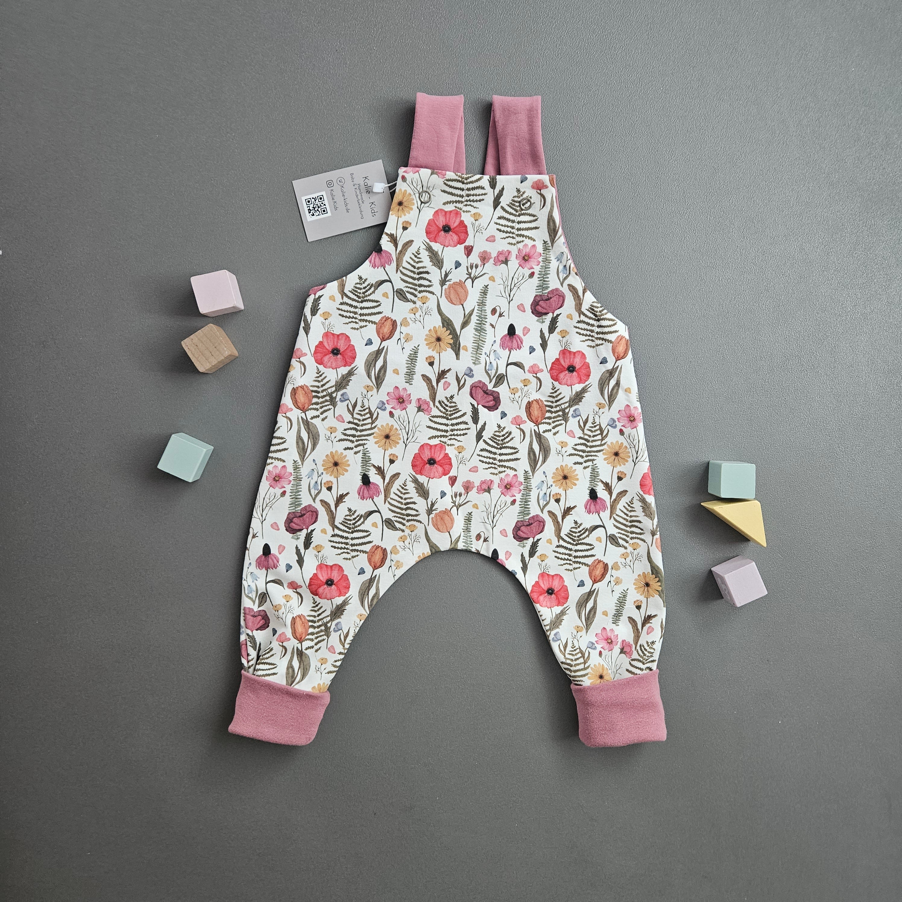 Latzhose Gr.68 / Blumen